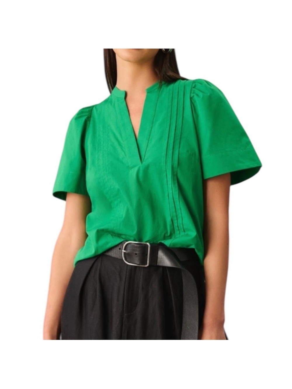 Maeve Poplin Pintuck Short Sleeve V-Neck Blouse in Kelly Green